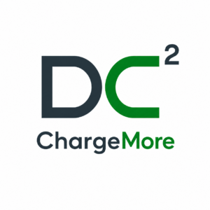 Logo von DC² ChargeMore mit großem Schriftzug „DC“ in Dunkelblau und Grün, einer hochgestellten 2 sowie dem Markennamen „ChargeMore“ darunter.